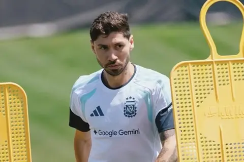 لاعب الأرجنتين ردا على الدراما: المباريات تحسم داخل الملعب فقط